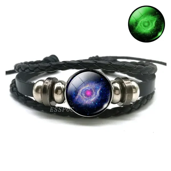 Pulseira de couro trançado com pingente representando uma galáxia, ideal para os amantes de astronomia e design único.