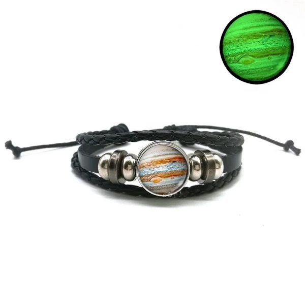 Pulseira de couro preto com pingente em pedra representando um planeta ou fenômeno cósmico, ideal para amantes de astronomia e decoração científica.