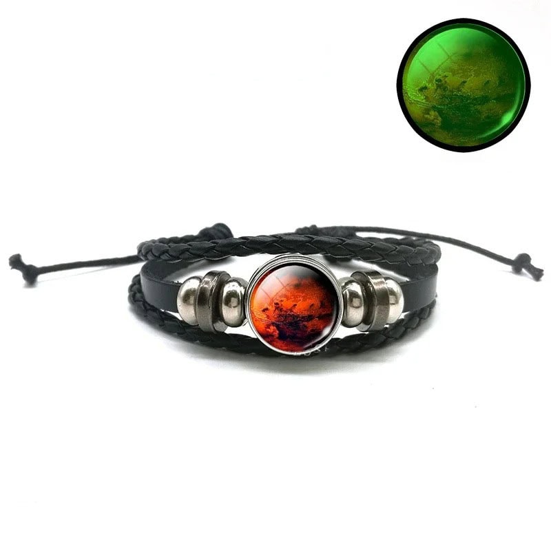 Pulseira de couro preto com pedra de lava vermelha e elementos metálicos prateados, ideal para decoração científica ou como acessório moderno.