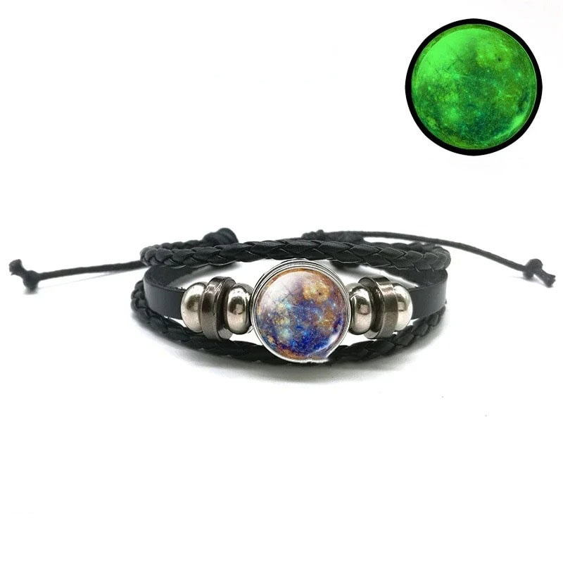Pulseira de couro preto com pedra de meteorito, acessório de moda inspirado no espaço e na astronomia.