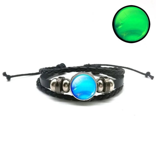 Pulseira de couro preto com pedra de lava azul e pérolas metálicas, estilo boêmio chique, perfeita para um visual moderno e original.
