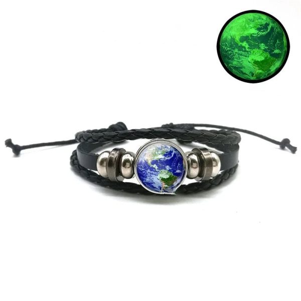 Pulseira de couro preto com pingente representando o planeta Terra, ideal para amantes da ciência e astronomia. Acessório único para apaixonados pelo universo e pelo planeta azul.