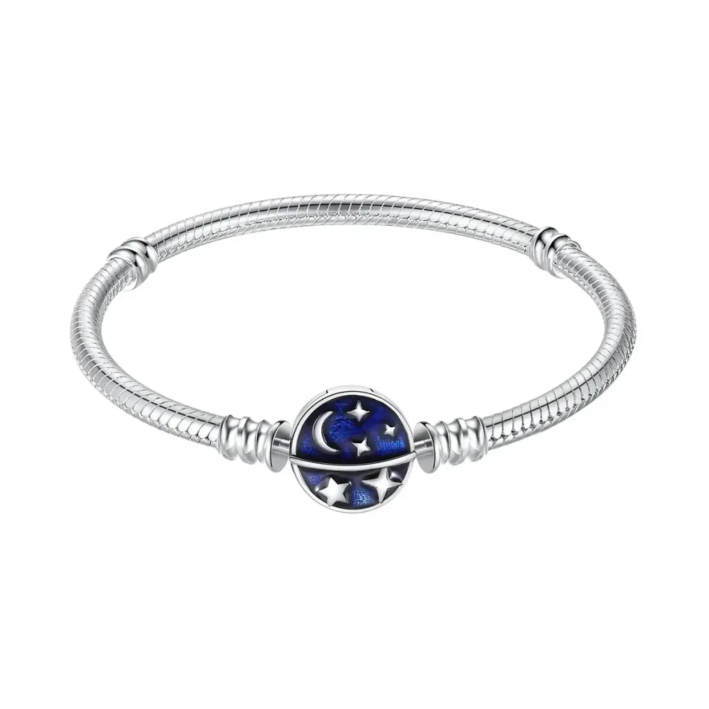 Pulseira de prata com pingente representando um céu estrelado, incluindo estrelas e uma lua, ideal para os amantes de ciência e astronomia.