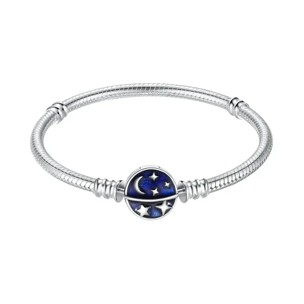 Pulseira de prata com pingente representando um céu estrelado, incluindo estrelas e uma lua, ideal para os amantes de ciência e astronomia.