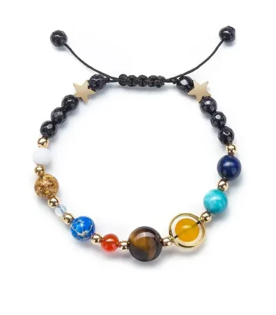 Pulseira de contas com cores variadas, estrelas douradas e fecho ajustável de cordão.