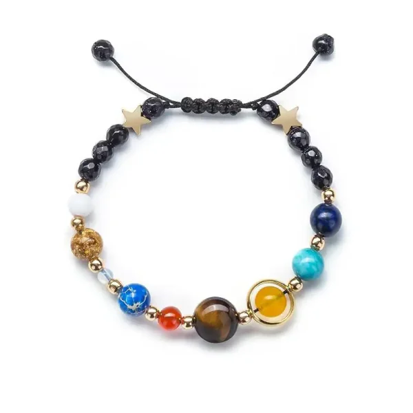 Pulseira de contas com cores variadas, estrelas douradas e fecho ajustável de cordão.