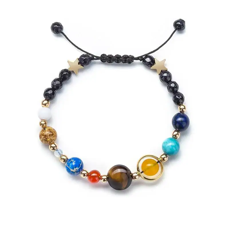 Pulseira de contas com cores variadas, estrelas douradas e fecho ajustável de cordão.