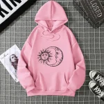 Camisola com capuz rosa com padrão solar e lua em preto, estilo casual, perfeita para moda urbana e decoração interior.