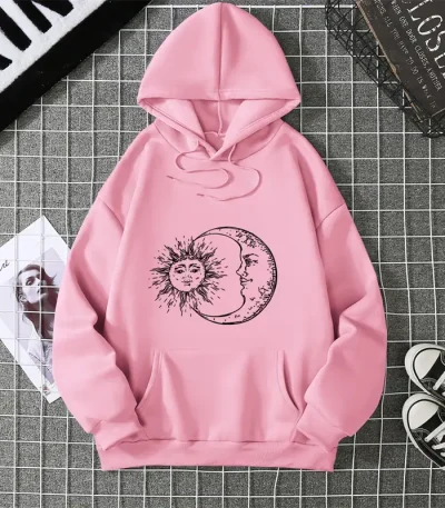 Camisola com capuz rosa com padrão solar e lua em preto, estilo casual, perfeita para moda urbana e decoração interior.