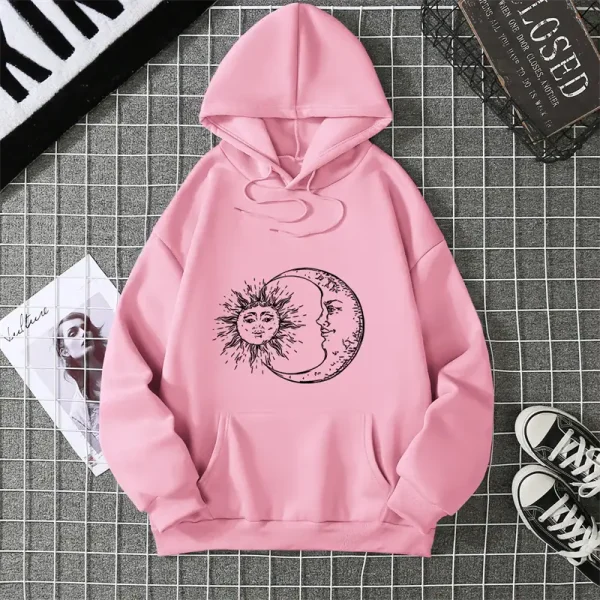 Camisola com capuz rosa com padrão solar e lua em preto, estilo casual, perfeita para moda urbana e decoração interior.