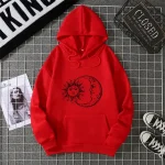 Sweat com capuz vermelho com padrão solar e lunar, estilo descontraído, perfeito para moda urbana e entusiastas de design cósmico.