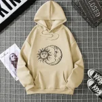 Sweat com capuz bege com padrão solar e lunar, estilo descontraído, ideal para um visual moderno e confortável.