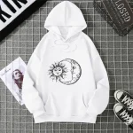 Roupa com capuz branco com design solar e lunar.
