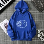 Roupa com capuz azul com padrão solar e lunar, perfeito para entusiastas de ciência e astronomia.