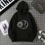Verificação do ALT: Camisola com capuz preta com padrão de sol e lua.