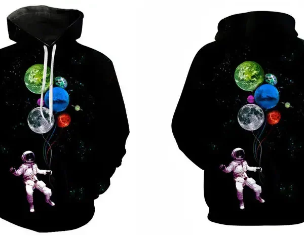 Roupa com capuz preto com um padrão de espaço, incluindo um astronauta flutuando no espaço com planetas coloridos, ideal para entusiastas de ciência e astronomia.