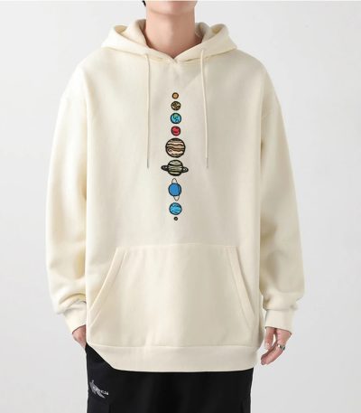 Sweat com capuz bege com padrão ilustrando os planetas do sistema solar alinhados verticalmente, ideal para os amantes de astronomia e ciência.
