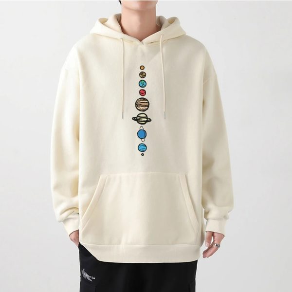 Sweat com capuz bege com padrão ilustrando os planetas do sistema solar alinhados verticalmente, ideal para os amantes de astronomia e ciência.