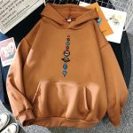 Roupa com capuz castanha com padrão de planetas do sistema solar, perfeita para os amantes de astronomia e ciência, aliando estilo e paixão pelo universo.