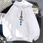 Roupa com capuz branca com padrão de planetas do sistema solar impresso na frente, ideal para os amantes de astronomia e ciência.