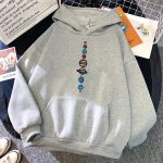 Roupa com capuz cinza com um padrão de planetas do sistema solar impresso no centro, perfeito para os amantes de astronomia e ciência.