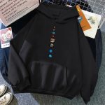 Sweat com capuz preto com padrões coloridos representando os planetas do sistema solar, ideal para os amantes de astronomia e moda descontraída.