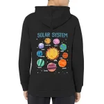 Camisola com capuz preta com ilustração do sistema solar, incluindo o Sol e os planetas como Mercúrio, Vênus, Terra, Marte, Júpiter, Saturno, Urano e Netuno, para crianças.
