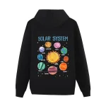 Camisola com capuz preta com ilustração do sistema solar e planetas.