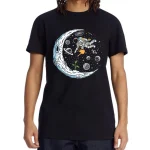 T-shirt preta com ilustração de um astronauta flutuando no espaço, rodeado de planetas, estrelas e a lua, perfeita para os amantes de ciência e exploração espacial.