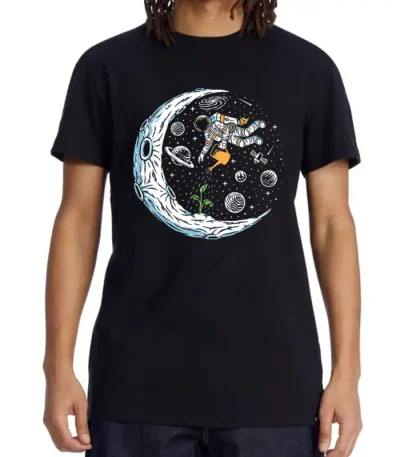 T-shirt preta com ilustração de um astronauta flutuando no espaço, rodeado de planetas, estrelas e a lua, perfeita para os amantes de ciência e exploração espacial.