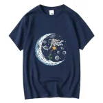 T-shirt azul com ilustração de um astronauta flutuando no espaço, rodeado de planetas, estrelas e uma lua estilizada, perfeita para os amantes de ciência e exploração espacial.