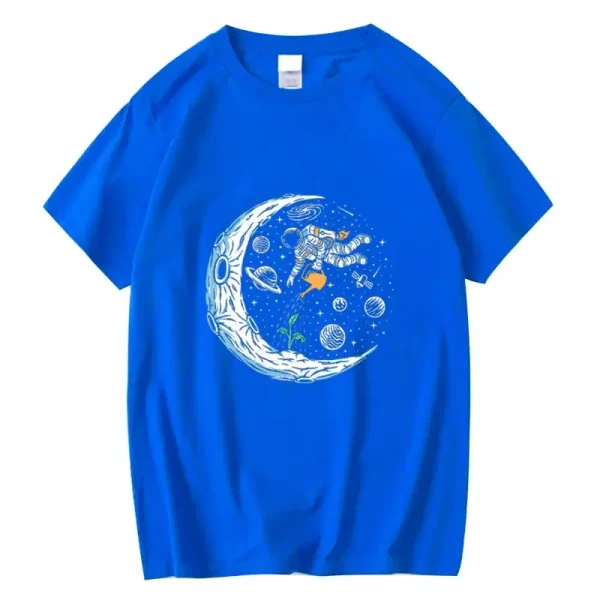 T-shirt azul com um padrão de astronauta flutuando no espaço, rodeado de planetas, estrelas e uma lua estilizada. Perfeito para os amantes de ciência e astronomia.