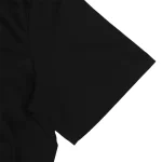 Roupa preta em tecido leve, ideal para um visual elegante e descontraído. Perfeito para uma roupa de escritório ou uma saída casual, esta blusa oferece conforto e estilo.