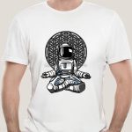 Camiseta branca com ilustração de um astronauta em posição de meditação, sentado em lótus, com um fundo geométrico complexo, estilo gráfico moderno.