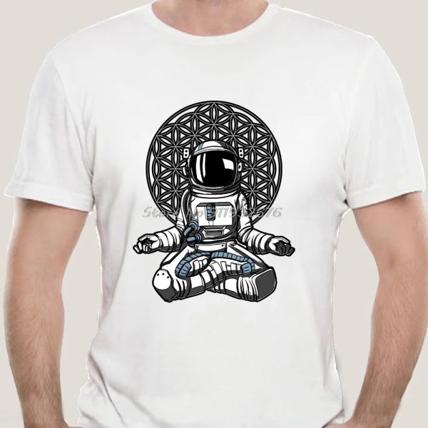 Camiseta branca com ilustração de um astronauta em posição de meditação, sentado em lótus, com um fundo geométrico complexo, estilo gráfico moderno.