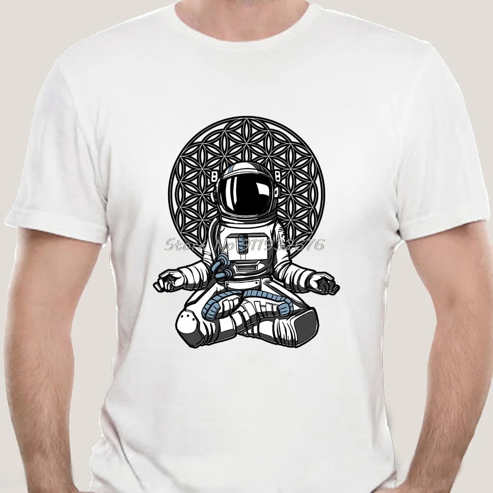Camiseta branca com ilustração de um astronauta em posição de meditação, sentado em lótus, com um fundo geométrico complexo, estilo gráfico moderno.