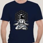 Camiseta preta com ilustração de astronauta em meditação diante de um padrão geométrico sagrado, perfeita para os amantes de espaço e ciência.