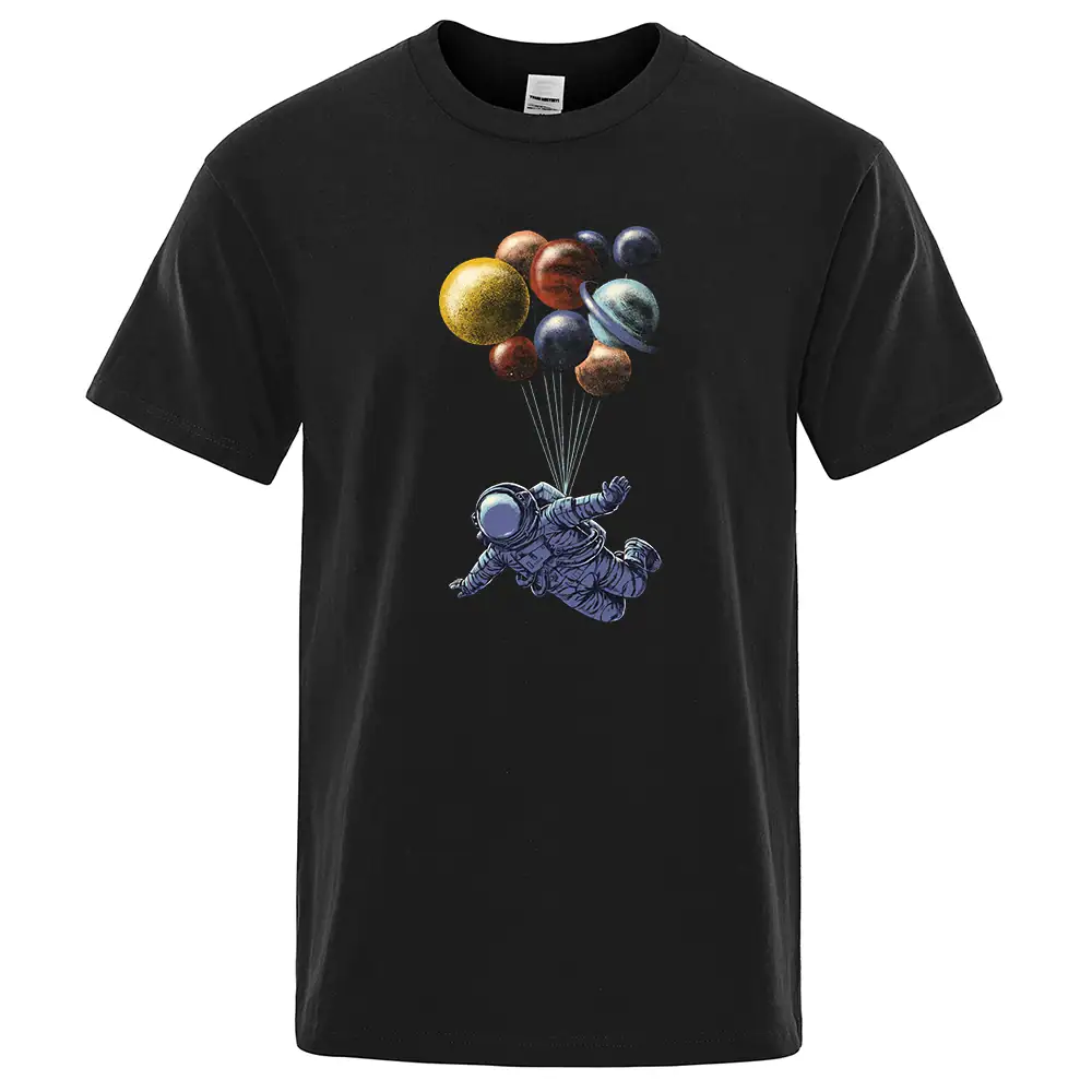 Exploração espacial com uma t-shirt representando um astronauta suspenso a balões semelhantes aos planetas do sistema solar. Design original para apaixonados por astronomia e ciência.