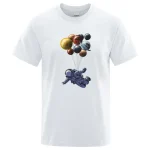 Roupa branca com design de astronauta flutuando sob um grupo de planetas coloridos, criando uma cena espacial original e inspiradora.