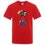 T-shirt vermelha com ilustração de um astronauta flutuando e planetas em balão, perfeito para os amantes de ciência e exploração espacial.