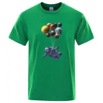 T-shirt verde com padrão de astronauta e planetas suspensos, ideal para os amantes do espaço e da ciência.