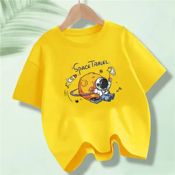 Camiseta amarela infantil com estampa de um astronauta e um planeta, estilo cartoon, inspirado no espaço e na ciência.