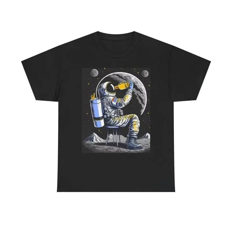 Camiseta preta com um astronauta sentado, olhando para a lua e as estrelas, simbolizando a exploração espacial e a ciência.