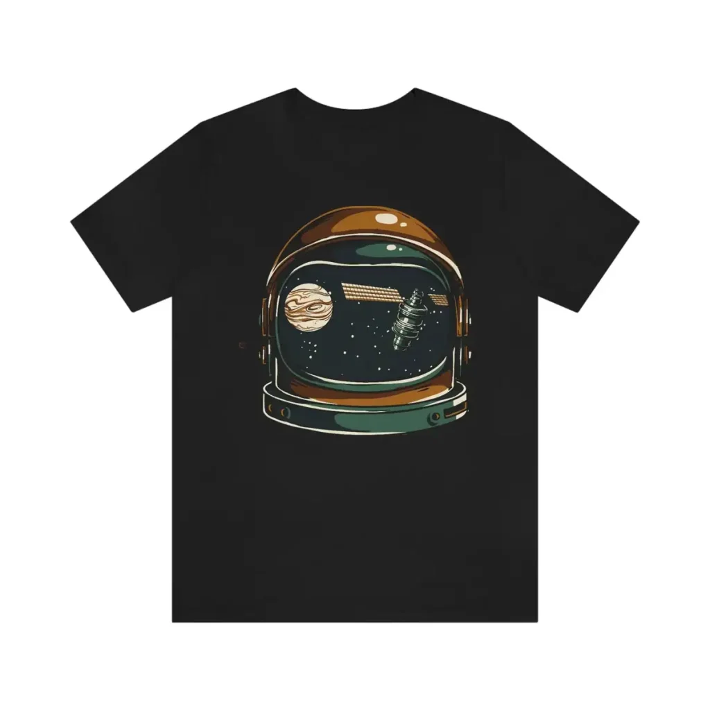 T-shirt preta com ilustração de um capacete de astronauta, planetas e espaço, design original para os amantes de ciência e astronomia.