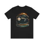 T-shirt preta com ilustração de um capacete de astronauta, planetas e espaço, design original para os amantes de ciência e astronomia.
