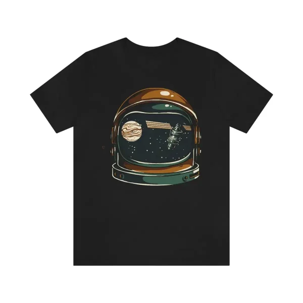 T-shirt preta com ilustração de um capacete de astronauta, planetas e espaço, design original para os amantes de ciência e astronomia.