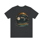 T-shirt preta com design de um capacete de astronauta contendo elementos do espaço, como planetas e estrelas, para os amantes de ciência e astronomia.