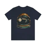 T-shirt preta com ilustração de um capacete de astronauta contendo um espaço com planetas e estrelas, design original para apaixonados por astronomia e ciência.