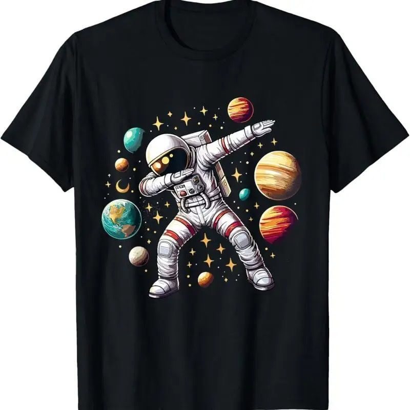 T-shirt preta com um astronauta dançando rodeado de planetas coloridos e estrelas, design original para os apaixonados por espaço e ciência.