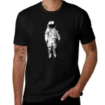 Roupa masculina com design de astronauta em traje espacial sobre fundo preto, estilo moderno e tendência, perfeito para os amantes do espaço e da ficção científica.